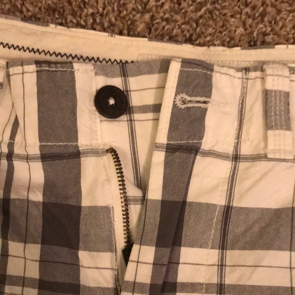 American Eagle Mens Plaid White Gray Longer Length Shorts - Picture 5 of 7